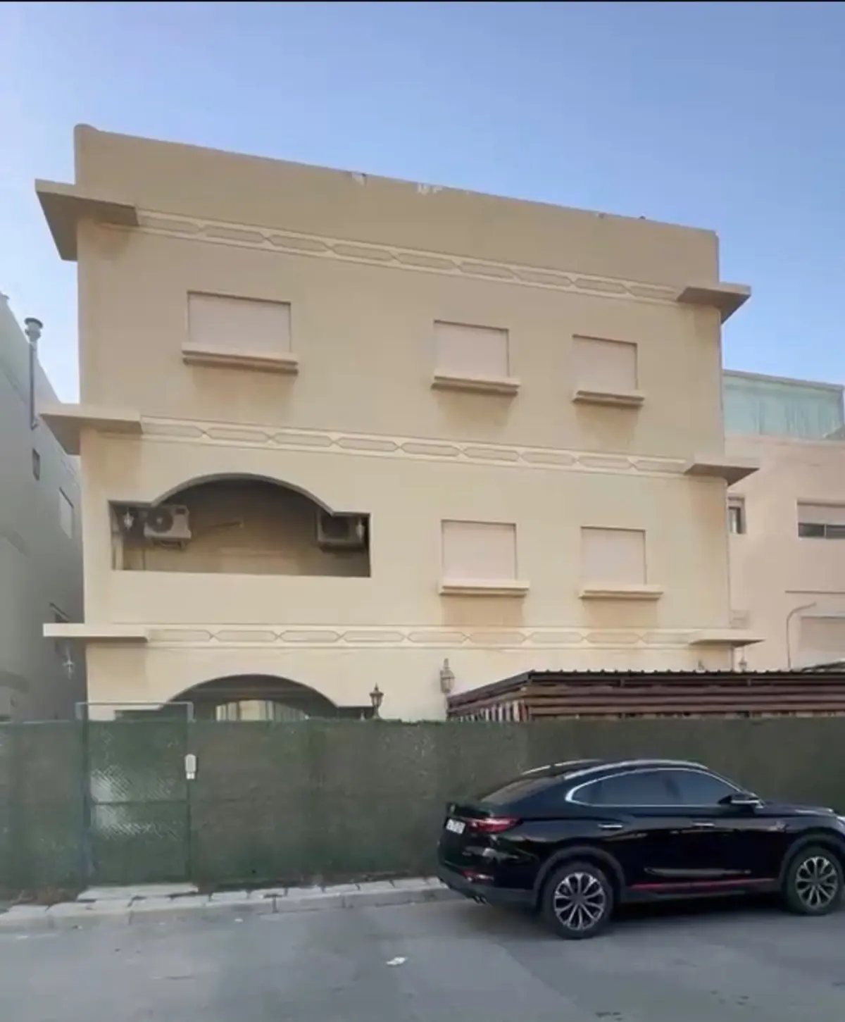 للبيع بيت في مبارك الكبير