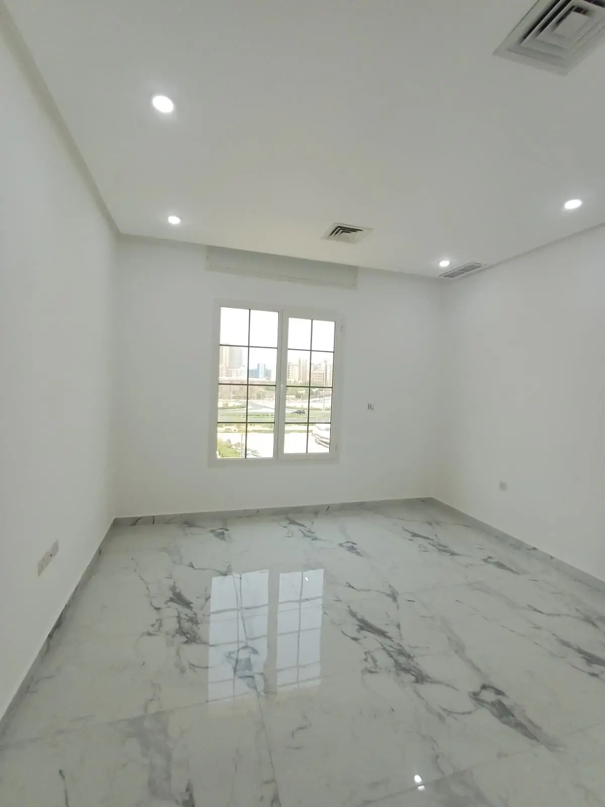 للإيجار شقة في الشعب السكني