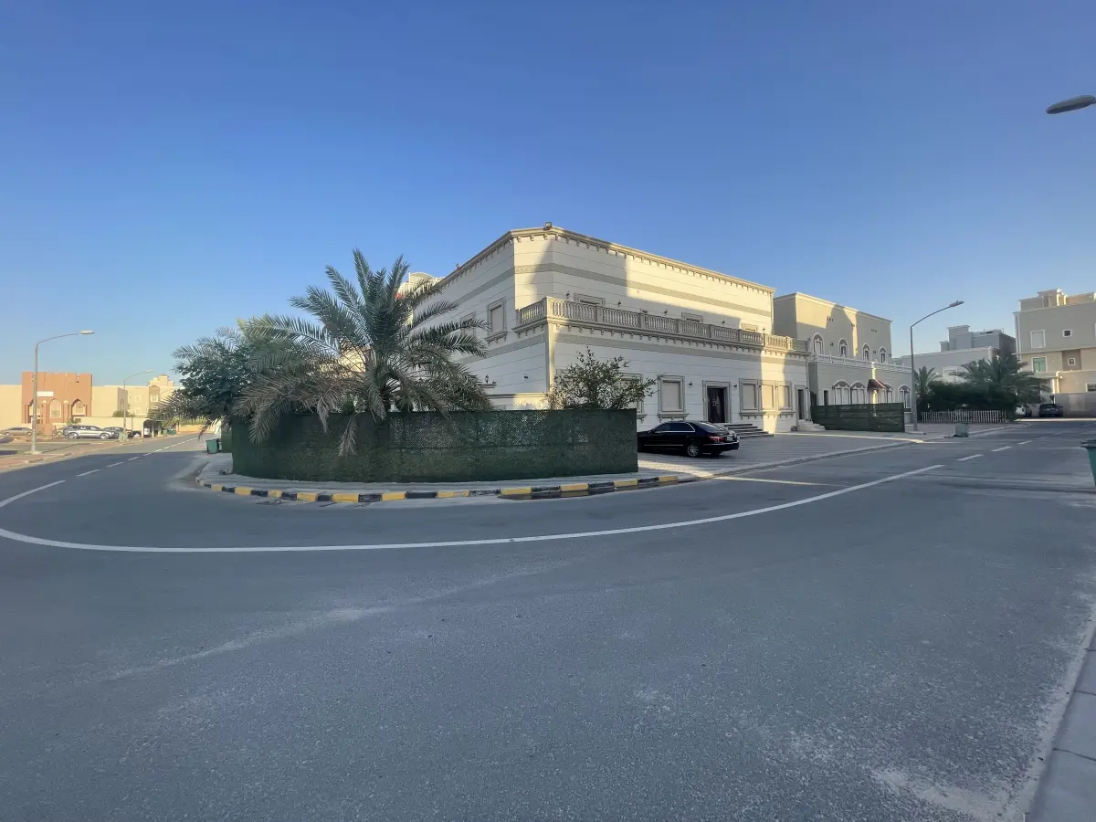 للبيع بيت في صباح الاحمد السكنية