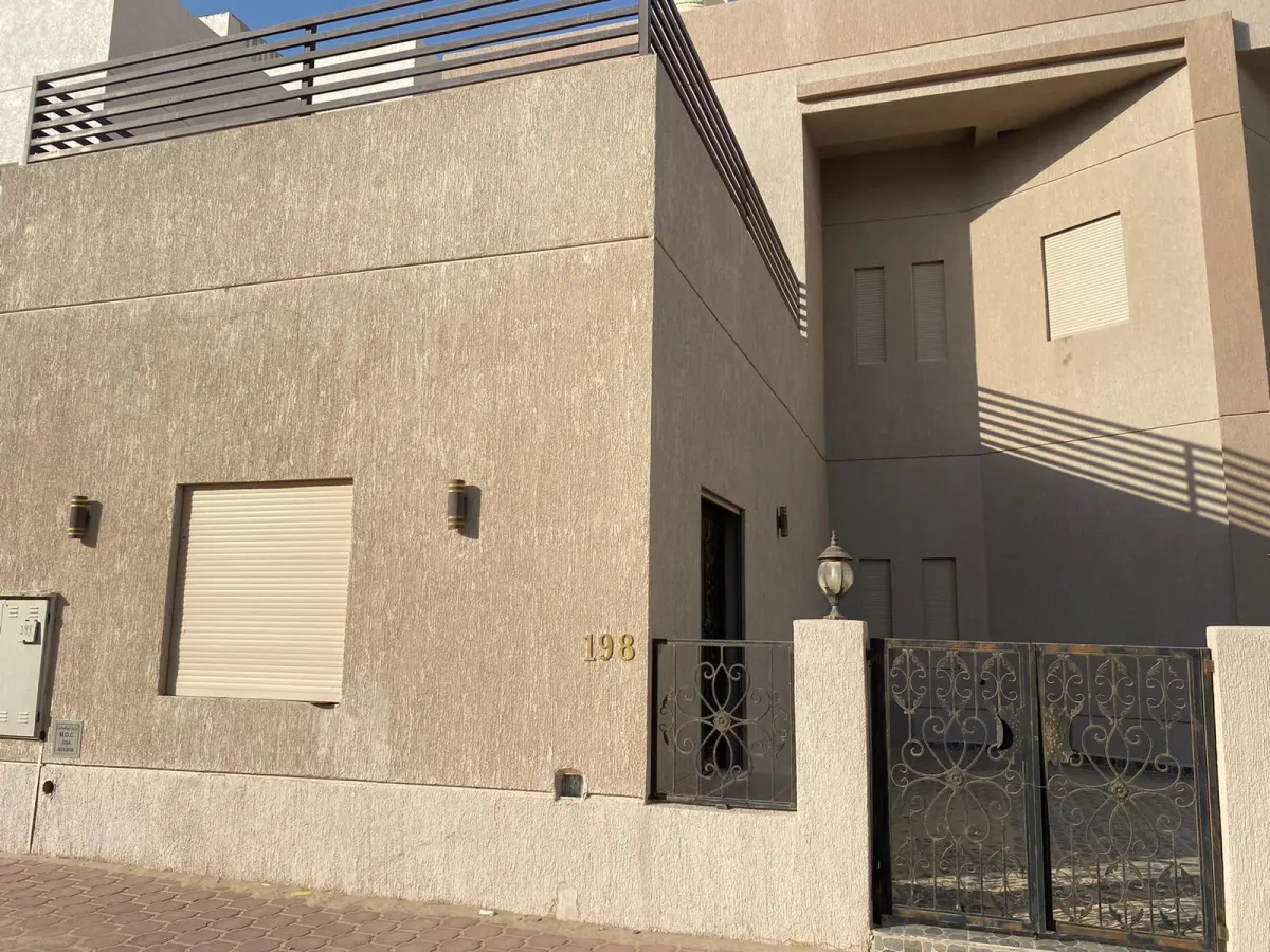 للبيع بيت في صباح الاحمد السكنية