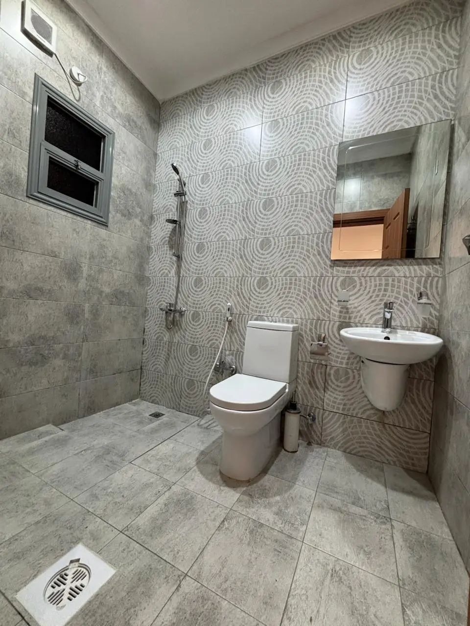 Rent Floor in Abu Fatira