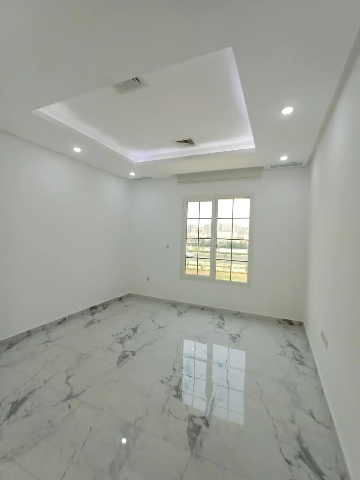 للإيجار شقة في الشعب السكني