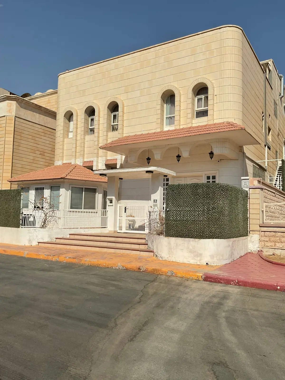 للبيع بيت في مبارك الكبير
